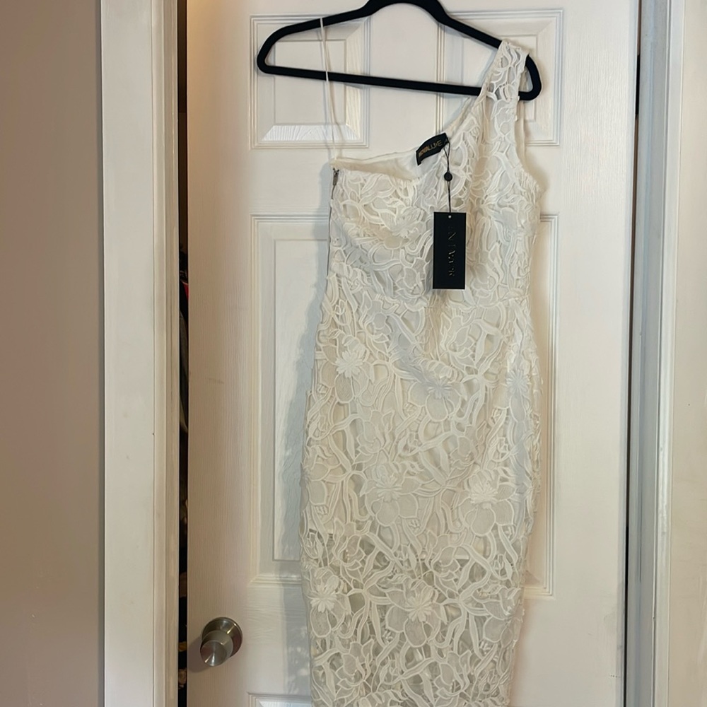 Fitted white dress never been worn w tags